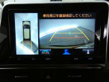 パノラミックビューモニターを装備。クルマを真上から見るように周囲を確認できます。