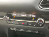 【オートエアコン】一度お好みの温度に設定すれば、車内の温度を検知し風量や温度を自動で調整。暑い&hellip;寒い&hellip;と何度もスイッチ操作をする必要はありません。快適な車内空間には必須の機能ですね♪