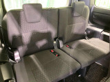 床下収納式のサードシートです。座席部分をコンパクトに収納でき、広大な荷室スペースとしてお使いいただけます!乗車人数や荷物の量など利用シーンに合わせて3列目を有効活用でき、とっても便利♪