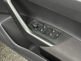運転席ドアに集約されたパワーウィンドウスイッチで全窓をスマートに操作できます。