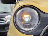 【LEDヘッドライト】LEDヘッドライトは、低消費電力で明るく、遠くまで照らす先進ライト。夜間走行時の視認性を高め、安全で快適なドライブをサポートします。