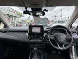 すっきりとまとめられた機能性あふれるインパネ周り。見通しのいい視界と視線移動に配慮されたレイアウトです。