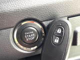 【キーレススタートシステム】カバンやポケットに入れたままでもドアの施錠・解錠が可能なスマートキーを装備。エンジンのオン・オフ時もカギを取り出す必要が無いからとっても便利です♪