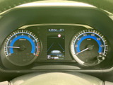 視認性の高いメーターで、運転に必要な情報をしっかり把握できます。洗練されたデザインが、運転するたびに気分を上げてくれるでしょう。運転に集中できる快適な空間を実現します。