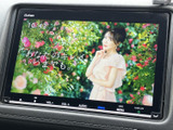 停車中には、TV視聴でリラックスした時間を。待ち時間も有効活用でき、快適なカーライフをサポートします。
