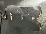 【ETC】有料道路を利用する際に料金所で停止することなく通過できる、ETC車載器(ノンストップ自動料金収受システム機器)が装備されています。セットアップを行うことで利用可能になります。