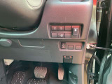 ハンズフリーオートスライドドア〈両側〉は運転席からも開閉可能。また、荷物やお子さまの抱っこで両手がふさがっていても、片足を振り入れるだけでスライドドアが開閉できます。
