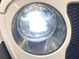 ●LEDヘッドライト:夜間走行時も良好な視界を確保し安心して運転できる高輝度LEDヘッドライトを装備!点灯速度が早く、消費電力も抑えられています。
