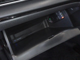 助手席側グローブボックスの収納スペース。車検証や整備記録簿などをすっきりと収納できます。