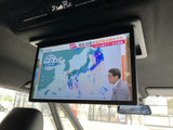 後部座席の乗員も楽しめるモニターを搭載。長時間の移動も退屈させません。家族旅行やドライブに最適です。