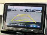 【バックモニター】後方の障害物や歩行者を確認できるバックモニター。狭い駐車場や混雑した場所でも安心して車を操作できます。