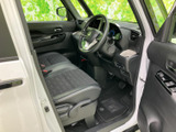 運転席周りの空間は広く、ゆったりと運転に集中できます。シートの形状も工夫されており、長距離運転でも疲れにくいでしょう。