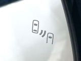 【ブラインドスポットモニター】走行中、ドアミラーの死角になりやすい箇所に後続車が接近するとサイドミラーのレンズに警告を表示!ドライバーに注意喚起をしてくれます。