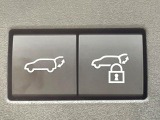 【パワーバックドア】スマートキーや運転席のボタンを押すだけでリアゲートが自動で開閉します!荷物を持っている時や、高い位置にあるバックドアを閉める際に便利な機能です♪