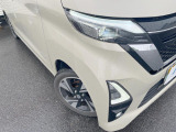 【LEDヘッドライト】悪天候や夜間走行時も良好な視界を確保し安心して運転できる高輝度LEDヘッドライトを装備!点灯速度が早く、消費電力も抑えられています。
