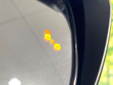 【後方車輛検知】走行中、ドアミラーの死角になりやすい箇所に後続車が接近するとサイドミラー付近に警告を表示、ドライバーに注意喚起をしてくれます。