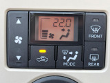 【オートエアコン】一度お好みの温度に設定すれば、車内の温度を検知し風量や温度を自動で調整。暑い&hellip;寒い&hellip;と何度もスイッチ操作をする必要はありません。快適な車内空間には必須の機能ですね♪