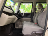 操作しやすい配置のスイッチ類と、見やすいメーターパネルが、運転をサポートします。快適なドライブをサポートします。