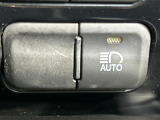 【オートマチックハイビーム(AHB)】フロントウインドウガラス上部に設置された前方カメラにより、前方車両のランプや街路灯などの明るさを判定し、自動的にハイビームとロービームを切り換えてくれます!