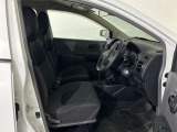 運転がしやすくて室内が明るい、ナチュラルグレー内装となっております。