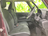 広々とした室内空間で、ゆったりとリラックスできます。運転席からの視界も広く、運転操作も快適に行えます。快適な空間です。