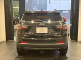 後ろから見ても存在感のあるお車となります。