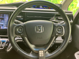 握りやすいステアリングは、運転の楽しさを向上させます。操作性にも優れており、スムーズなハンドリングを実現します。快適な運転体験を。
