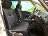 運転席まわりには十分なスペースがあり、大柄な方でもゆったり運転していただける環境です。
