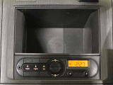 AM/FMラジオ、小物入れが装備されております。