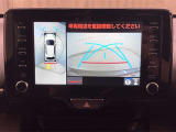 パノラミックビューモニターを装備。クルマを真上から見るように周囲を確認できます。機能の詳細はスタッフまでお問い合わせください。