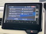 ラジオ、CD、SDカードなど、多様なメディアに対応しています。お好みの音楽で、車内を心地よい空間に変えられます。
