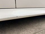 助手席側下部のキズの写真です。修理も受け付けておりますのでお気軽にスタッフへご相談ください!