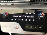 【オートエアコン】一度お好みの温度に設定すれば、車内の温度を検知し風量や温度を自動で調整。暑い&hellip;寒い&hellip;と何度もスイッチ操作をする必要はありません。快適な車内空間には必須の機能ですね♪