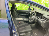 開放感のある室内空間。ドライバーはゆったりと座り込み、快適な運転姿勢を保てます。上質な素材が、心地よいドライブを演出します。