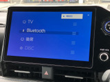 ラジオやCDはもちろん、Bluetooth接続も可能です。お気に入りの音楽を車内で楽しめます。長距離ドライブも快適に過ごせますね。
