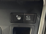 【リモート機能つきアドバンストパーク】専用スマートフォンアプリの使用で、車外から遠隔駐車・出庫が可能な先進機能。広い場所で乗り降りしたい時に便利です♪