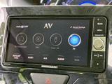 お気に入りの音楽をいつでも楽しめます。様々なメディアに対応しており、車内空間を彩ります。快適なドライブのお供に。