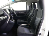 厚みがあって、座り心地のいいソファのようなシート。運転的も助手席もリラックスしてゆったりと座れます。