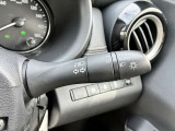 オートライト機能付きです♪またハイビームアシストで、先行車または対向車や周囲の明るさなどに応じ、自動的にハイビーム(上向き)とロービーム(下向き)を切り替えます♪