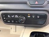 【オートエアコン】一度お好みの温度に設定すれば、車内の温度を検知し風量や温度を自動で調整。暑い&hellip;寒い&hellip;と何度もスイッチ操作をする必要はありません。快適な車内空間には必須の機能ですね♪