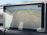 後退確認モニターは、駐車時の安全性を高め、ガイドライン表示により狭い場所でもスムーズな車庫入れをサポートします。