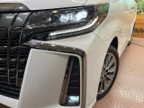 【LEDヘッドライト】悪天候や夜間走行時も良好な視界を確保し安心して運転できる高輝度LEDヘッドライトを装備!点灯速度が早く、消費電力も抑えられています。