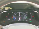 分かりやすいデザインのメーターパネル。必要な情報を的確に表示し、運転状況を把握しやすくサポートします。視認性の高い表示で、安全運転を支援します。