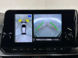 上からの視点で狭い駐車場への駐車に役立つ、アラウンドビューモニター対応純正メモリーナビ装備。