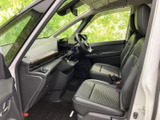 ドライバー視点を重視した、機能的な空間。操作しやすい配置で、安全運転をサポートします。上質な素材使いも魅力です。