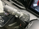 雨天時でもクリアな視界を確保できるワイパーレバー。運転の安全性を高めます。