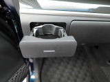 カップホルダーは運転席や助手席からちょうど手の届く位置です!!
