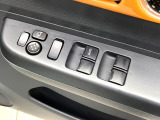 【電動格納ミラー】サイドミラーは電動格納式となっており、狭い駐車場でもキズがつくリスクを抑えられます。