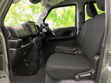 運転席からの視界は広く、運転操作もスムーズ。快適な運転環境が、日々の移動をサポートします。使いやすい配置も魅力です。