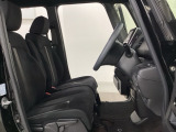 女性でも運転がしやすいように、シートの高さ調整機能(シートリフター)がついています。運転席と助手席の間が空いている為、助手席側への移動がスムーズです。交通量の多い道でも助手席側から乗り降りができます。